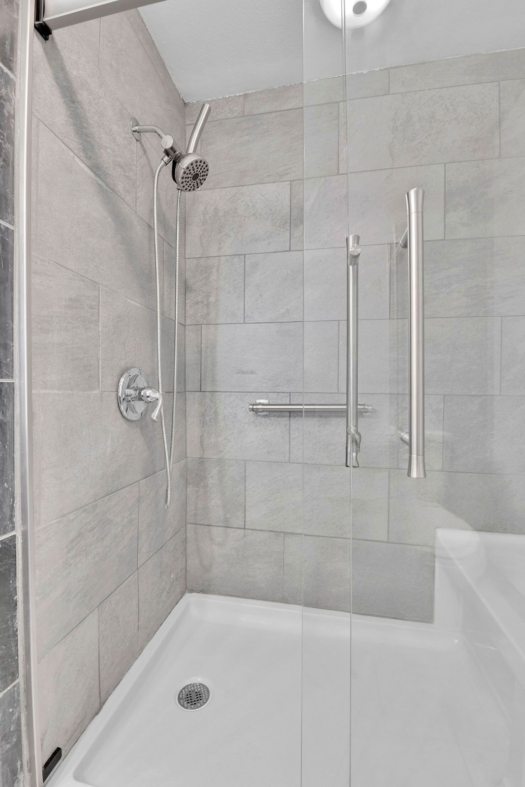 6824 S Willow St property image