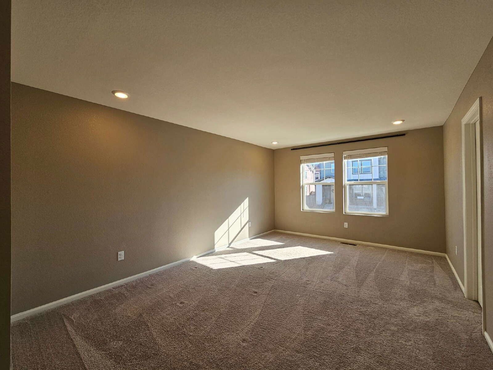 Modern 4-Bedroom Home with Finished Basement & Granite Kitchen in Parker property image