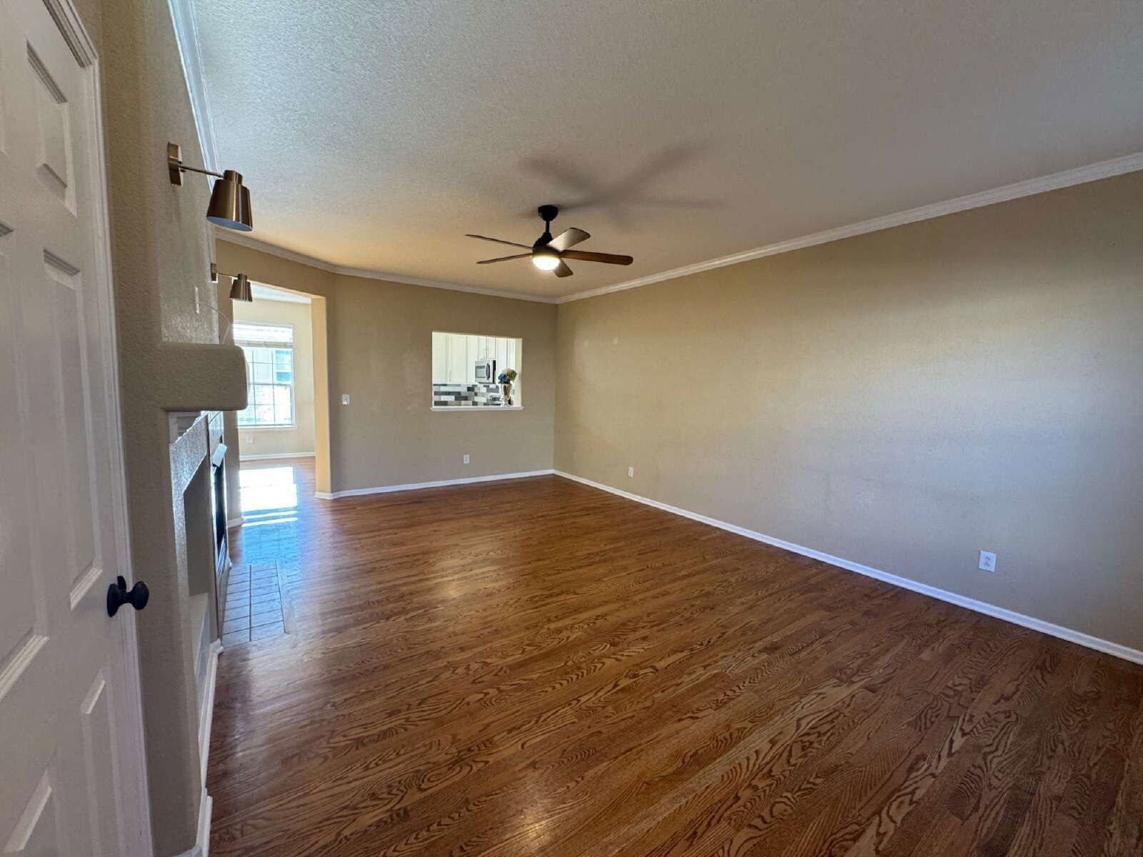 Spacious 3-Bedroom Residence with Fireplace & Granite Countertops in Castle Rock property image