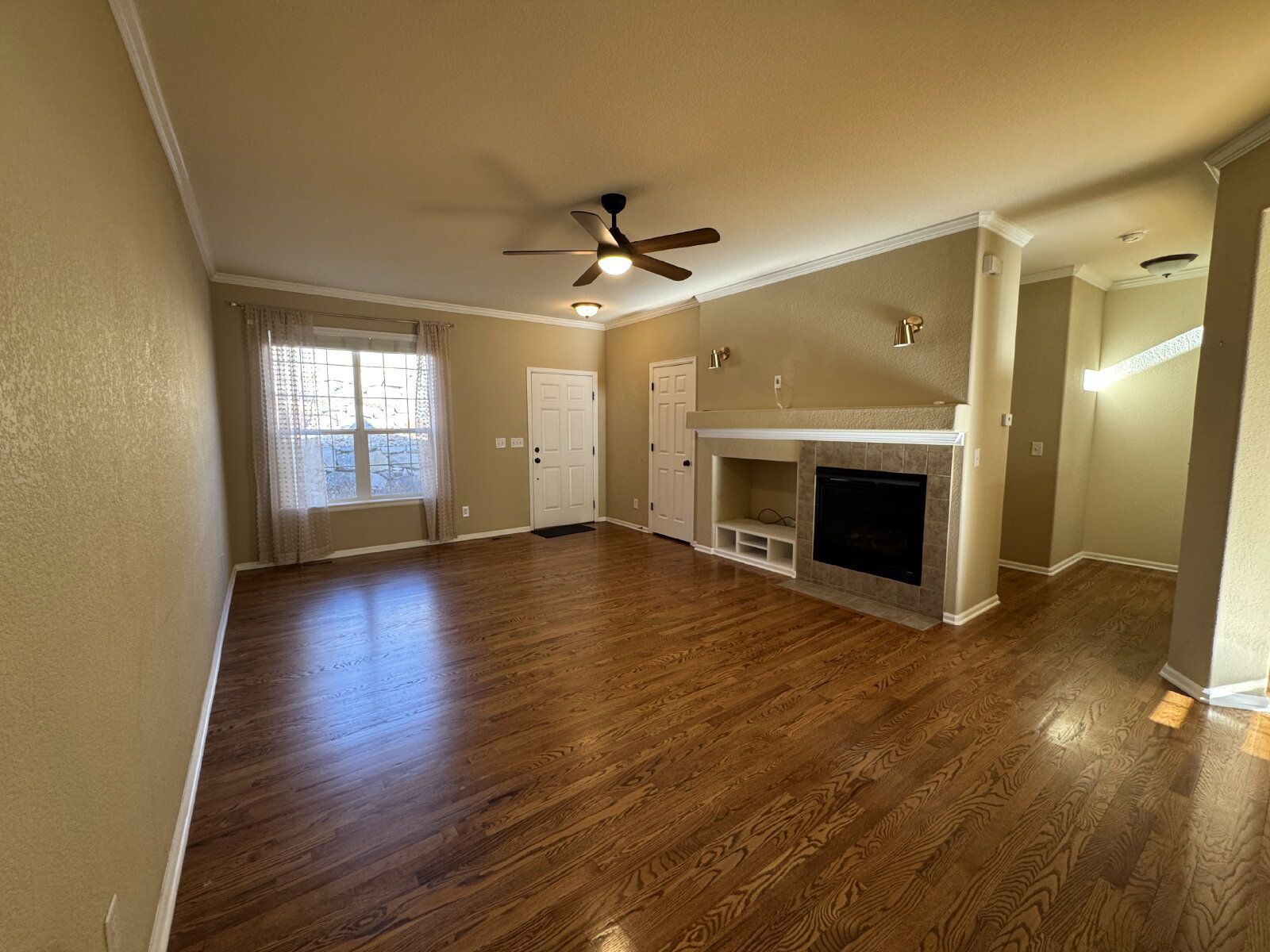 Spacious 3-Bedroom Residence with Fireplace & Granite Countertops in Castle Rock property image