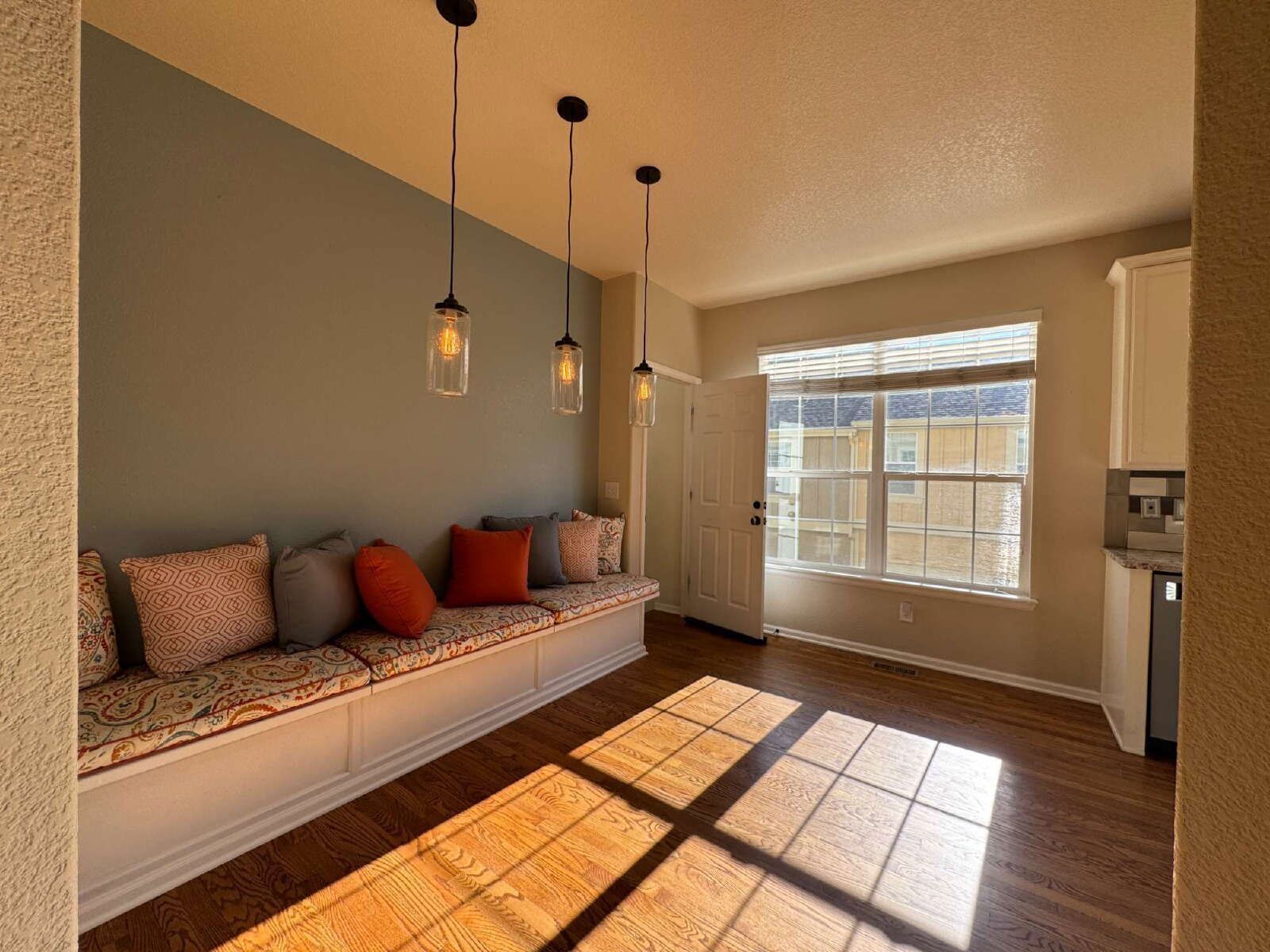 Spacious 3-Bedroom Residence with Fireplace & Granite Countertops in Castle Rock property image