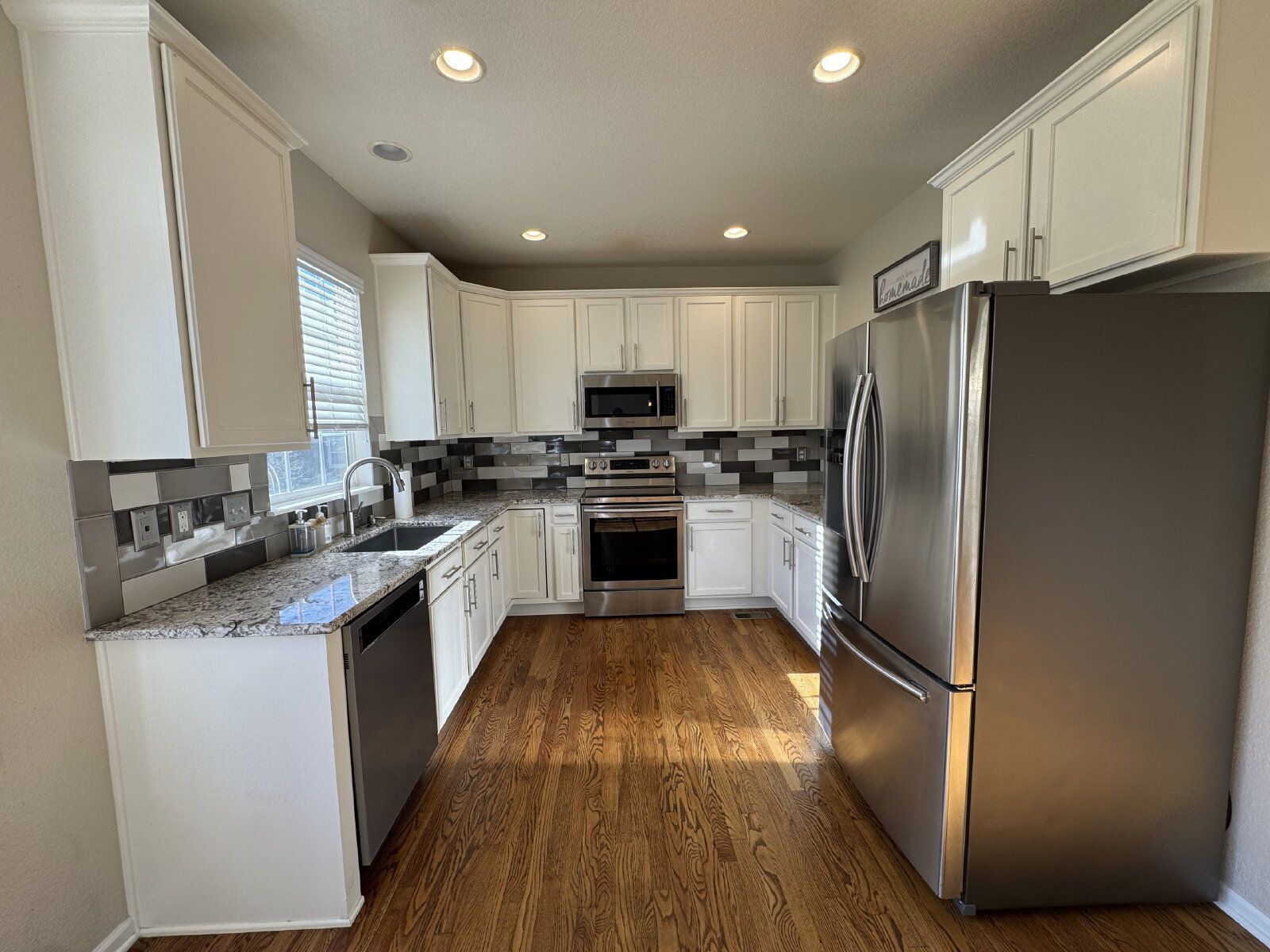 Spacious 3-Bedroom Residence with Fireplace & Granite Countertops in Castle Rock property image