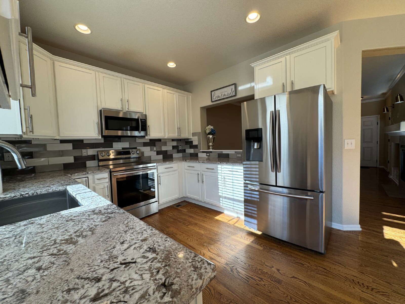 Spacious 3-Bedroom Residence with Fireplace & Granite Countertops in Castle Rock property image