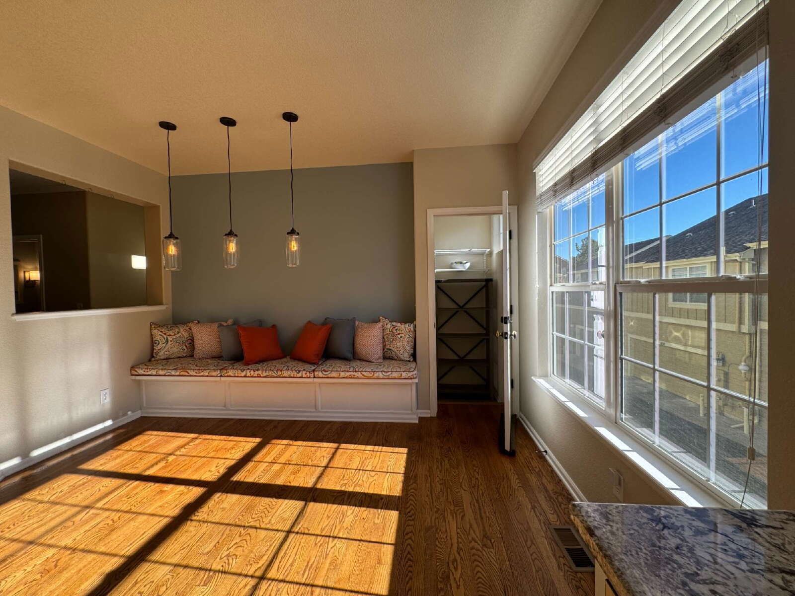 Spacious 3-Bedroom Residence with Fireplace & Granite Countertops in Castle Rock property image