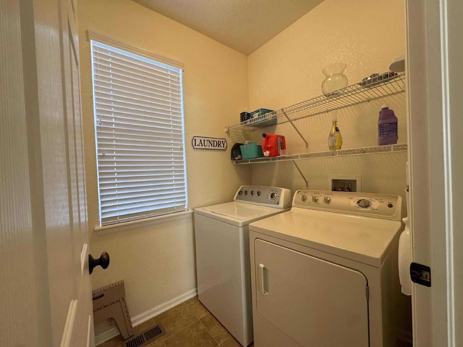 Spacious 3-Bedroom Residence with Fireplace & Granite Countertops in Castle Rock property image