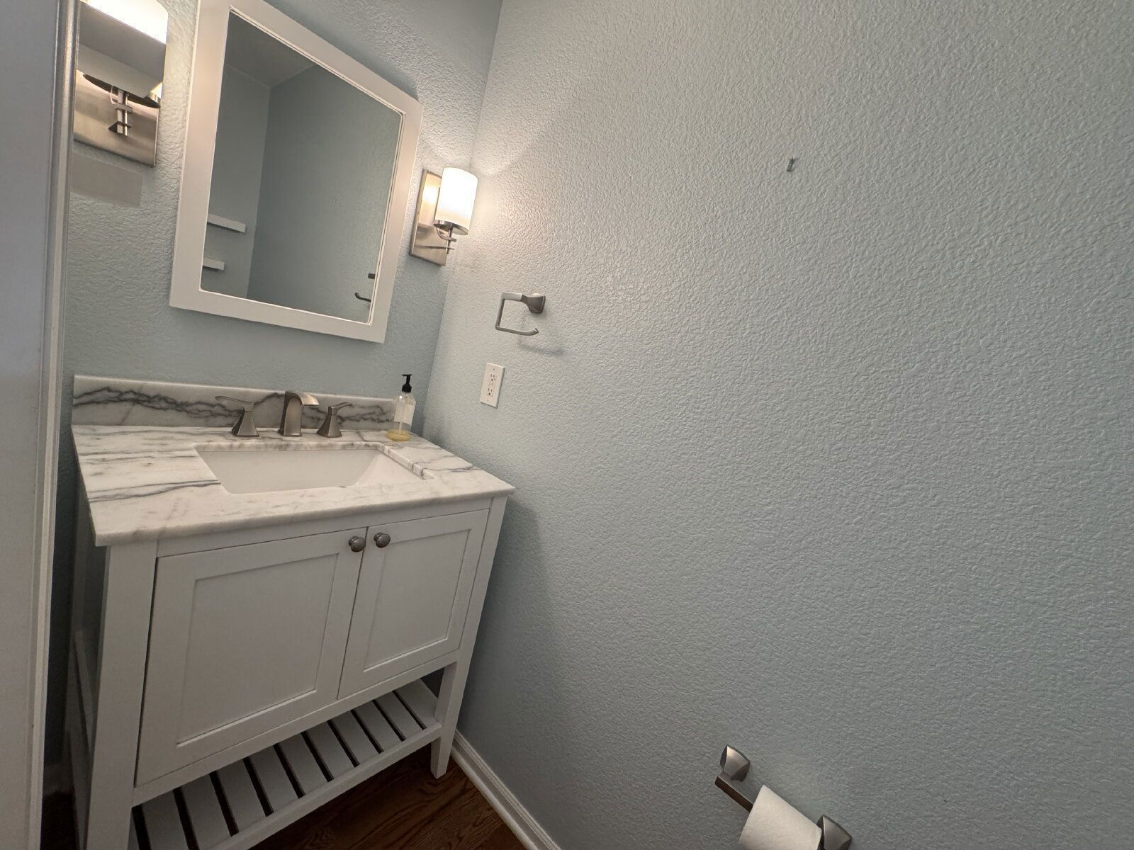 Spacious 3-Bedroom Residence with Fireplace & Granite Countertops in Castle Rock property image