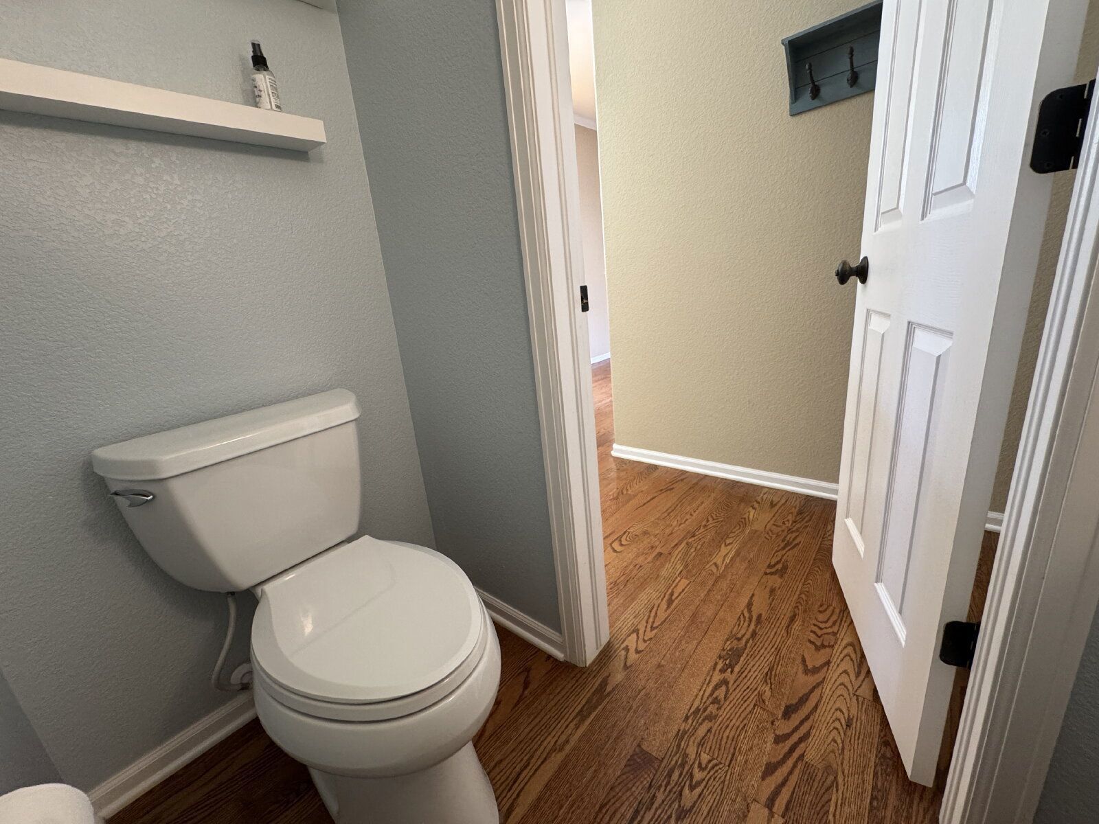 Spacious 3-Bedroom Residence with Fireplace & Granite Countertops in Castle Rock property image