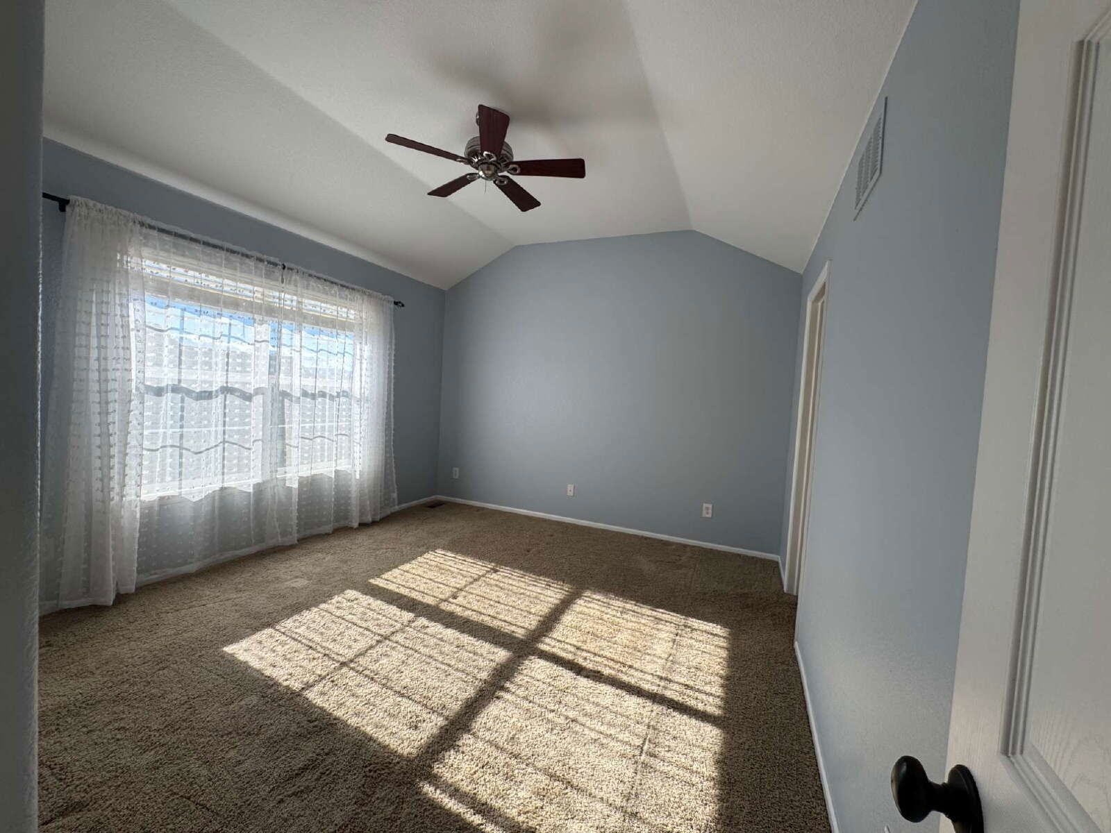 Spacious 3-Bedroom Residence with Fireplace & Granite Countertops in Castle Rock property image