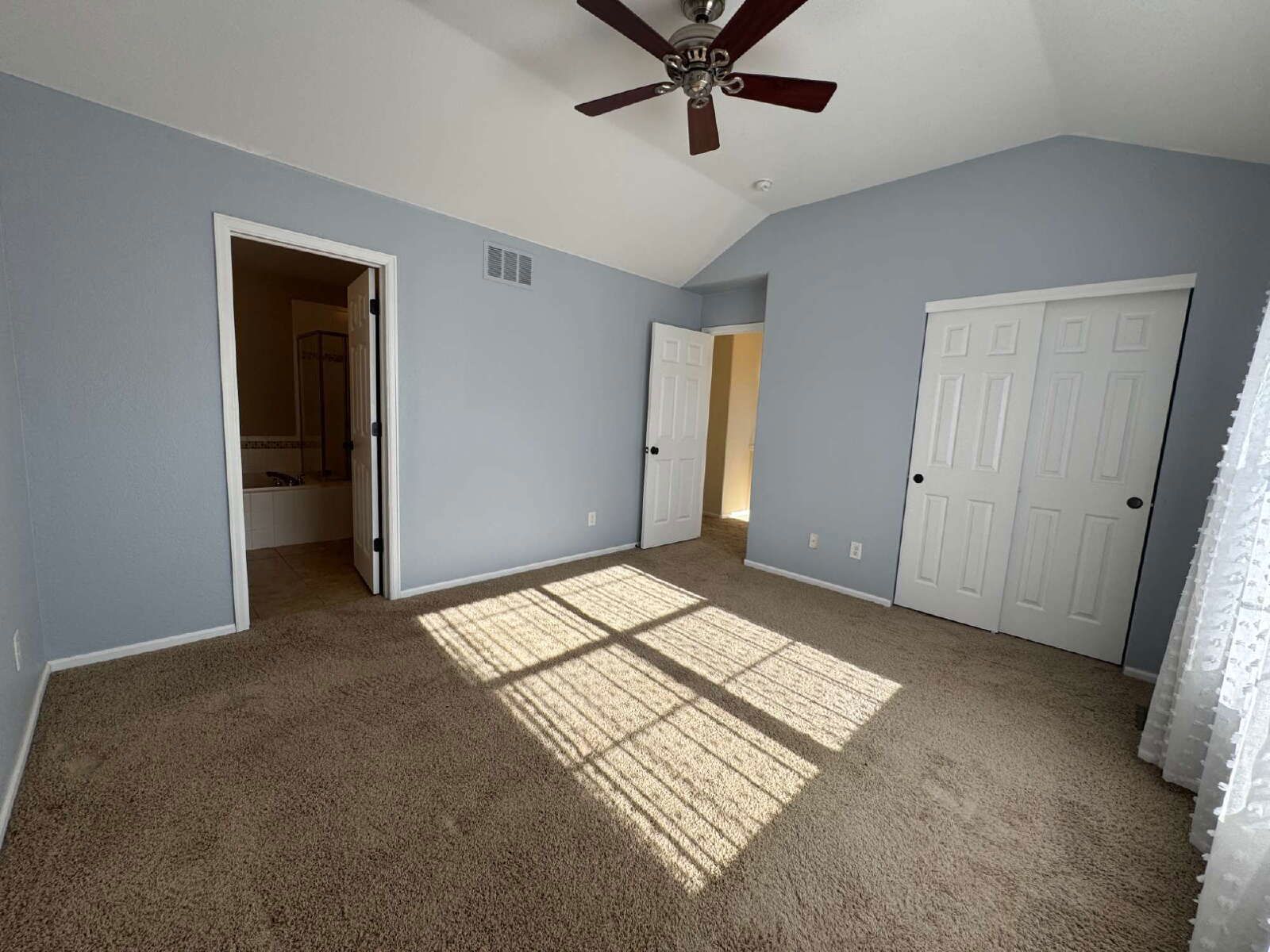 Spacious 3-Bedroom Residence with Fireplace & Granite Countertops in Castle Rock property image