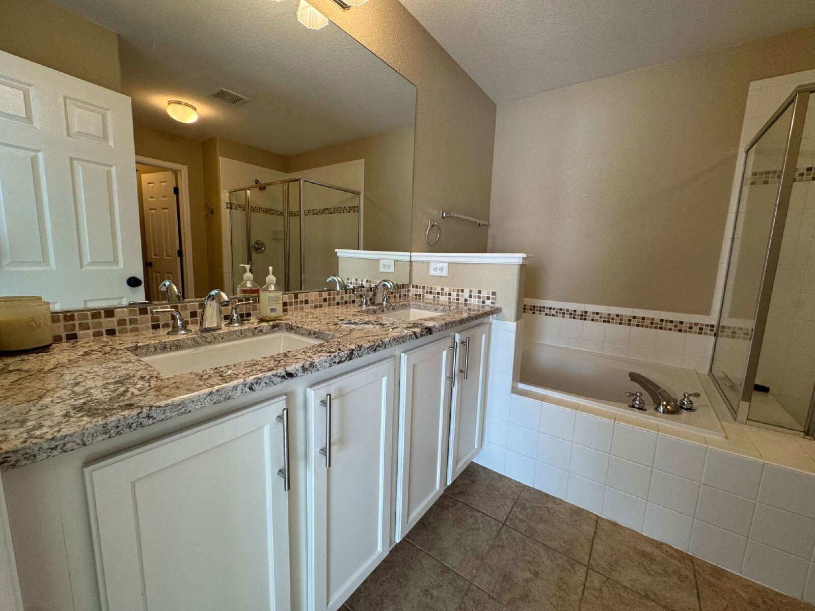 Spacious 3-Bedroom Residence with Fireplace & Granite Countertops in Castle Rock property image