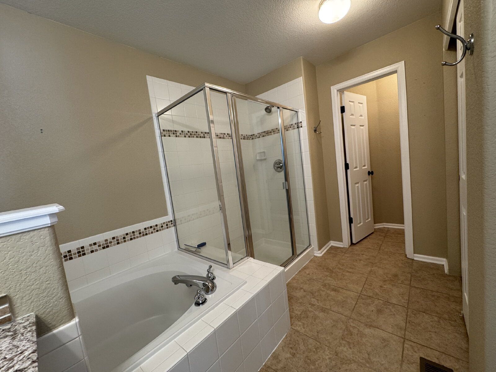 Spacious 3-Bedroom Residence with Fireplace & Granite Countertops in Castle Rock property image