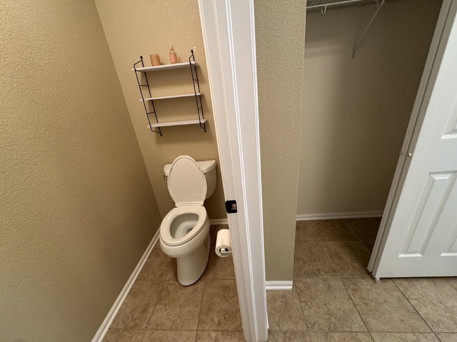 Spacious 3-Bedroom Residence with Fireplace & Granite Countertops in Castle Rock property image