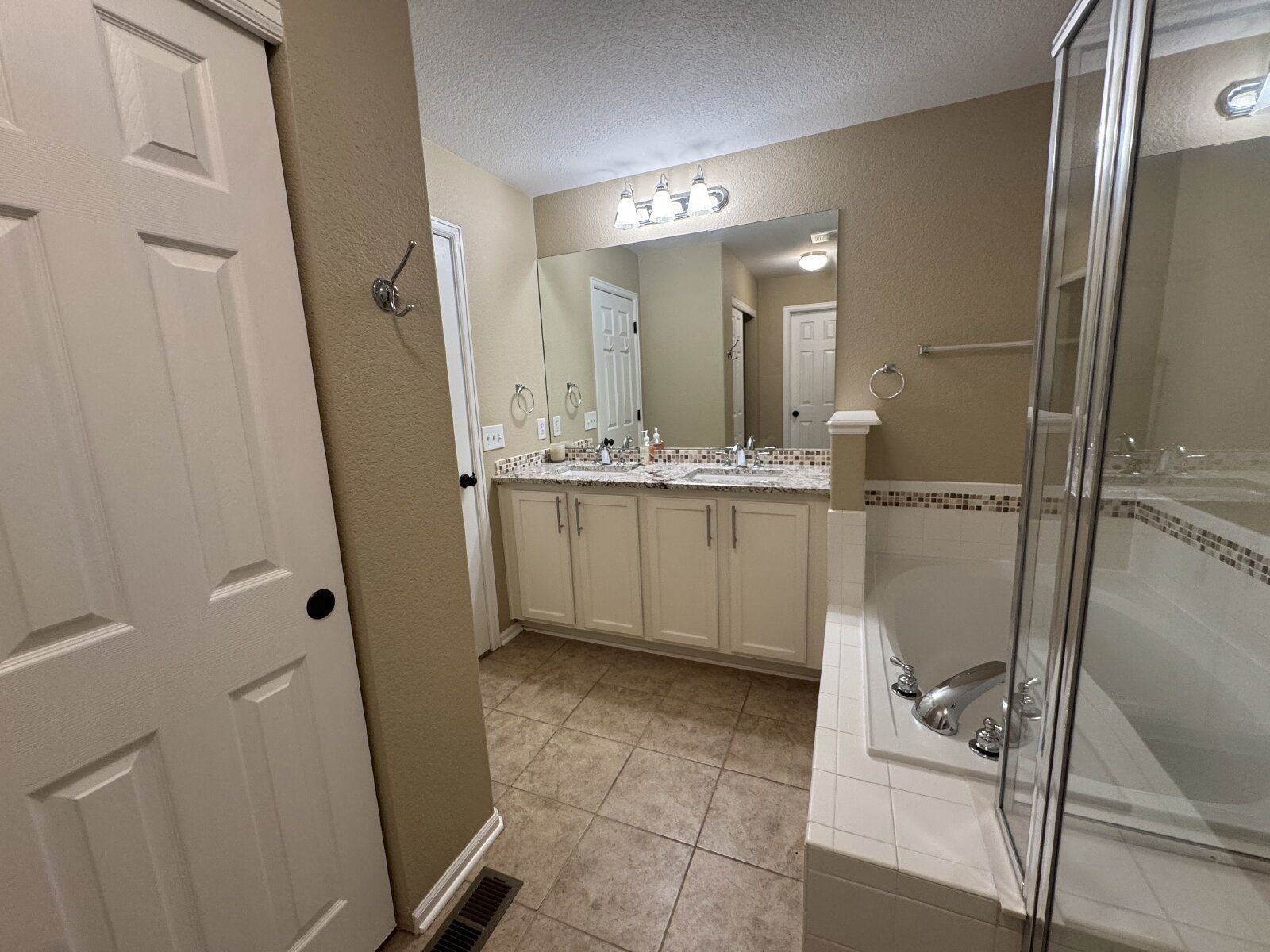 Spacious 3-Bedroom Residence with Fireplace & Granite Countertops in Castle Rock property image