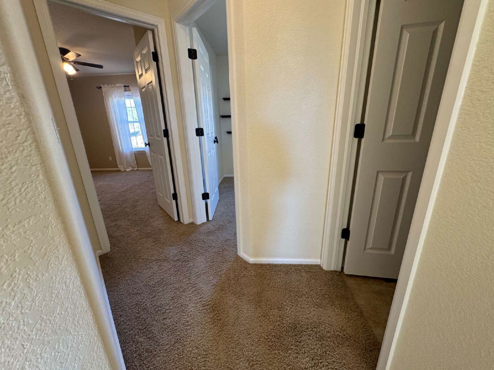 Spacious 3-Bedroom Residence with Fireplace & Granite Countertops in Castle Rock property image