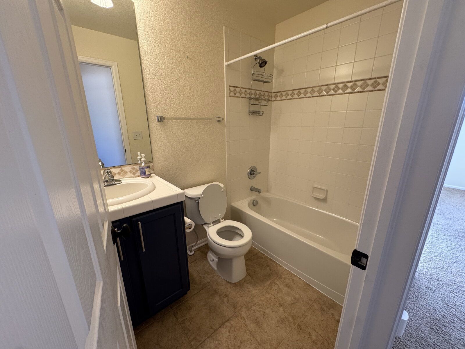 Spacious 3-Bedroom Residence with Fireplace & Granite Countertops in Castle Rock property image