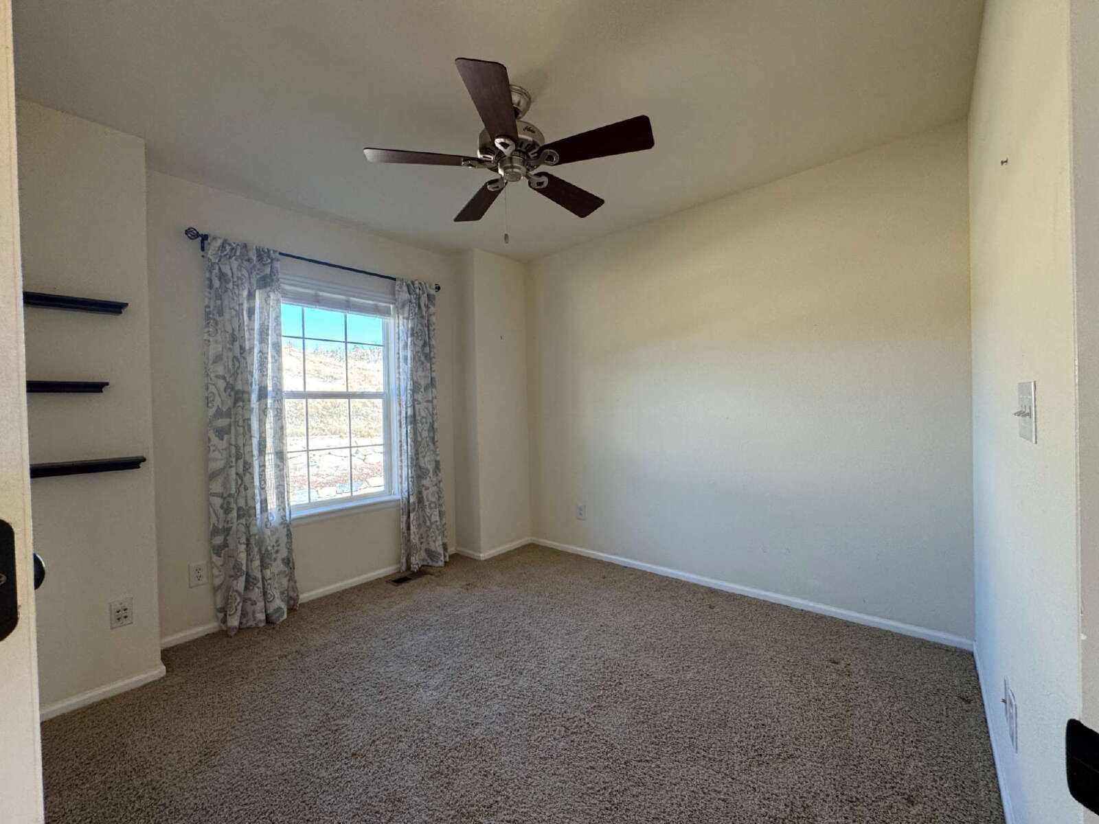 Spacious 3-Bedroom Residence with Fireplace & Granite Countertops in Castle Rock property image