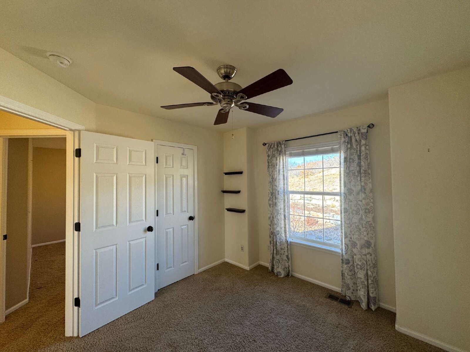 Spacious 3-Bedroom Residence with Fireplace & Granite Countertops in Castle Rock property image